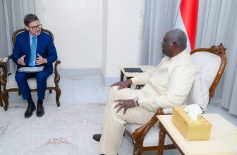 عقار يبحث مع سفير إيطاليا تطوّرات الحرب بالسودان