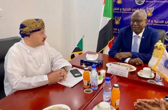 وزير البنى التحتية السوداني يبحث مع وفد عُماني تطوير المطارات