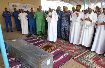 وزير الداخلية وقيادات الشرطة يستقبلون بمطار الخرطوم جثمان مدير الجوازات الراحل