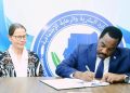 وزير الموارد البشرية يوقع اتفاقاً مع الصليب الأحمر