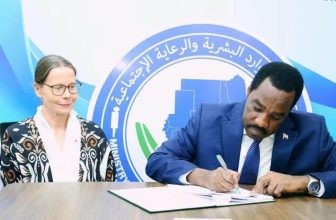 وزير الموارد البشرية يوقع اتفاقاً مع الصليب الأحمر