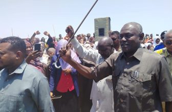 والي الخرطوم يدشن قرعة تسليم المساكن بمنقة مانديلا