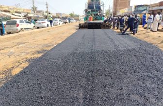 الطرق والجسور تقف ميدانيًا على انطلاقة عمليات الرصف