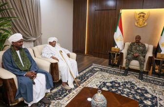 البرهان يلتقي عددًا من مشايخ الطرق الصوفية