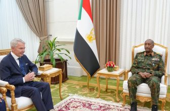 البرهان يلتقي وفد منظمة البحيرات العظمى في الخرطوم