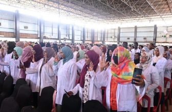 5.7 ألف طبيب يؤدون القسم المهني أمام وزير الصحة ووالي الخرطوم