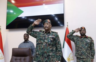 البرهان: قرار حظر السلاح لن يؤثّر على القوات المسلحة في الميدان