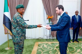 البرهان يتسلم أوراق اعتماد سفيري باكستان وإسبانيا