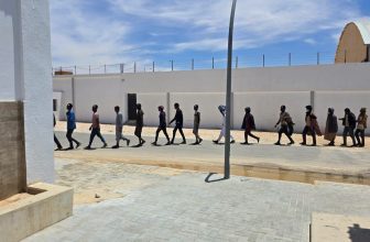 ترحيل 50 مهاجرًا سودانيًا مصابين بأمراض معدية