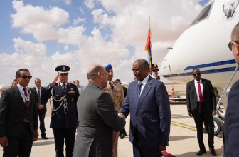 البرهان يصل مدينة العلمين للمشاركة في القمة التشاورية