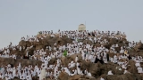 الحجاج يتوافدون على صعيد عرفات لأداء ركن الحج الأعظم