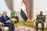 البرهان يلتقي وفد منظمة البحيرات العظمى في الخرطوم
