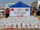 الهلال الأحمر التركي يقدم مساعدات غذائية لنازحي الفاشر بالسودان