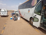 أسر سودانية تعود طوعياً من أسوان إلى السودان برًا
