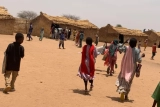 فصول من قش.. أطفال السودان في خيام تشاد يكتبون أحلامهم بالفحم