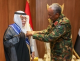 البرهان يقلّد سفير السعودية بالخرطوم وسام النيلين