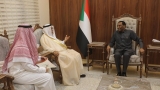 كامل إدريس يضع رسالة في بريد سفير السعودية بالسودان