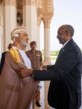 البرهان يجري مشاورات مع سلطان عُمان
