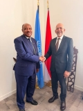 وزير سوداني يضع تقريرًا على طاولة رئيس مجلس حقوق الإنسان