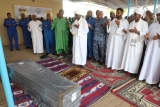 وزير الداخلية وقيادات الشرطة يستقبلون بمطار الخرطوم جثمان مدير الجوازات الراحل