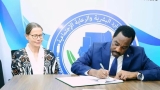وزير الموارد البشرية يوقع اتفاقاً مع الصليب الأحمر