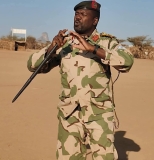 قائد حركة مسلحة يعلن القتال مع الجيش..