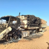 جريمة مروعة.. المليـ شيا تضرم النار في قافلة مساعدات إنسانية ..