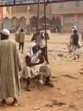 صورة متداولة لمواطن سوداني يتوضأ  بإطمئنان دون الانخراط في  سيل السلب والنهب الذي يحيط به