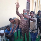 البرهان يتناول الإفطار مع المواطنين ببورتسودان