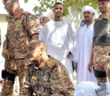 البرهان يؤدي صلاة العيد في « قرية أم شجر»